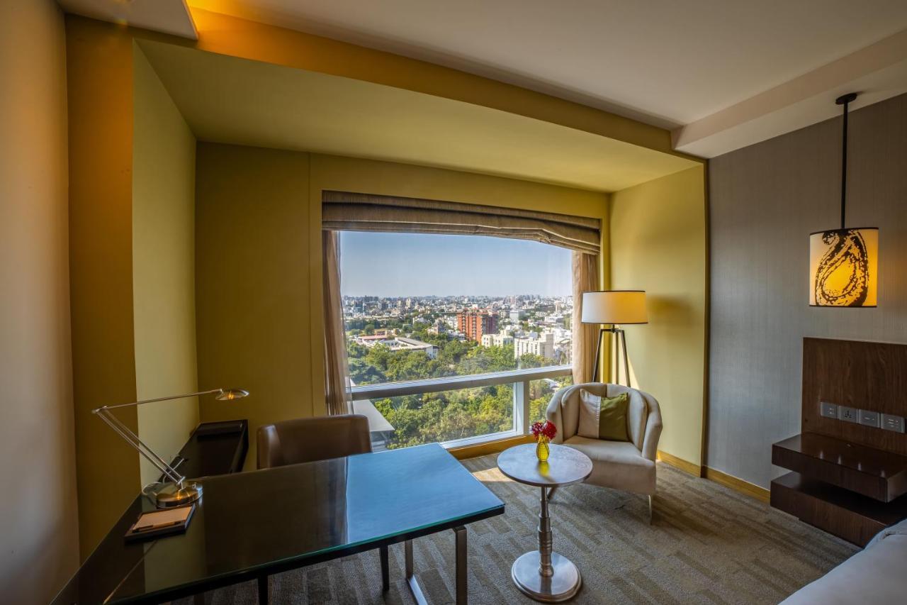 Hyatt Regency Ahmedabad Hotel Bagian luar foto A room at the hotel