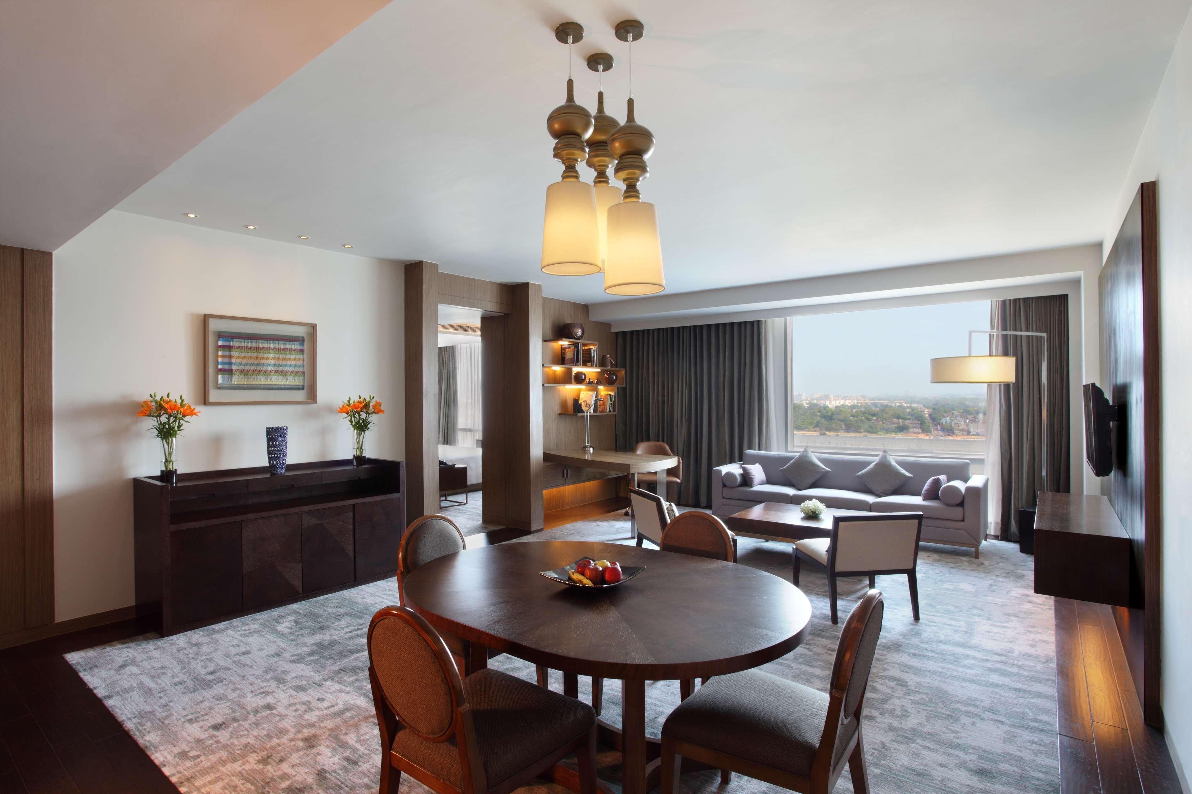 Hyatt Regency Ahmedabad Hotel Bagian luar foto A suite at the hotel