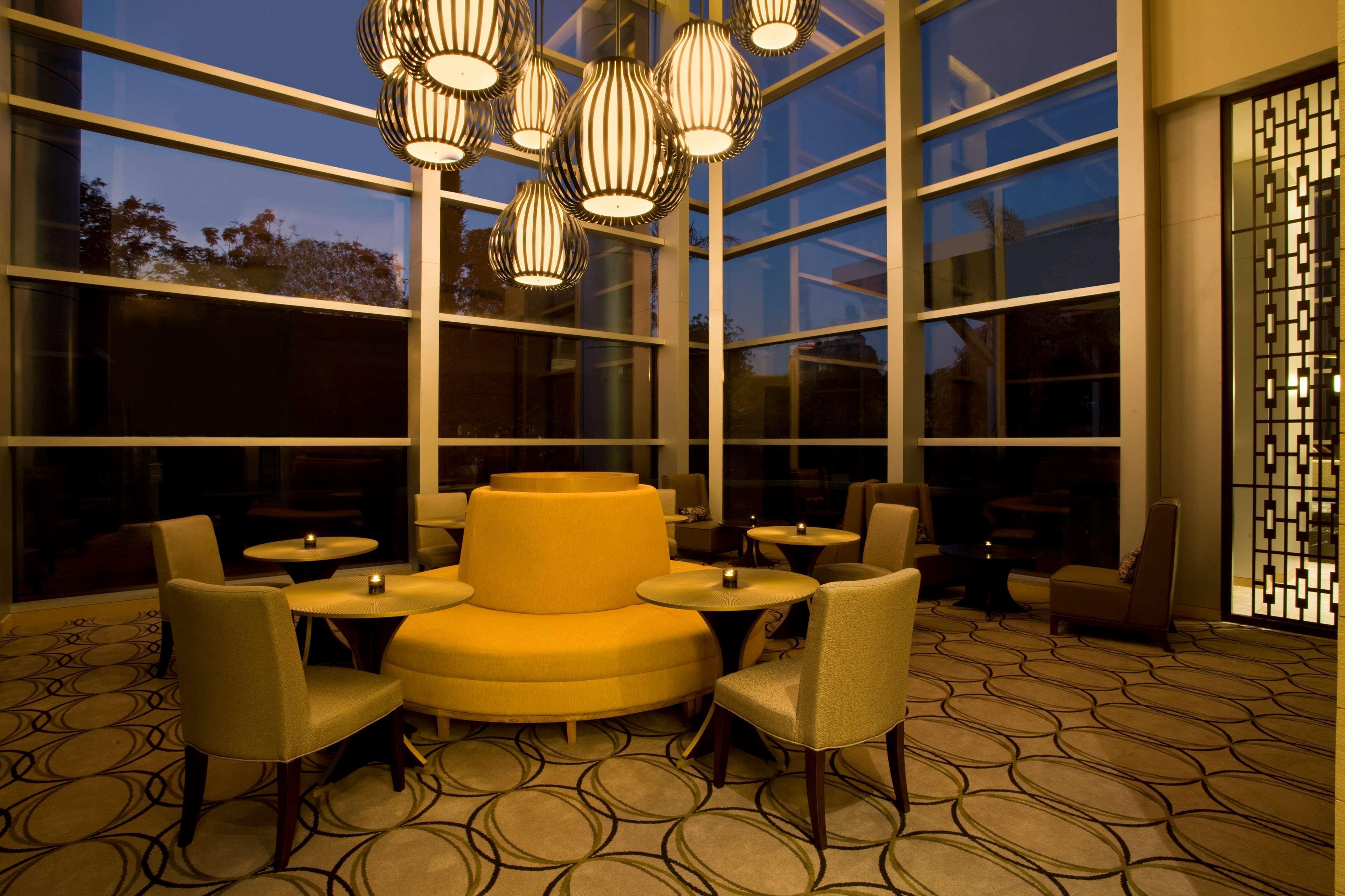 Hyatt Regency Ahmedabad Hotel Bagian luar foto The lounge at the airport