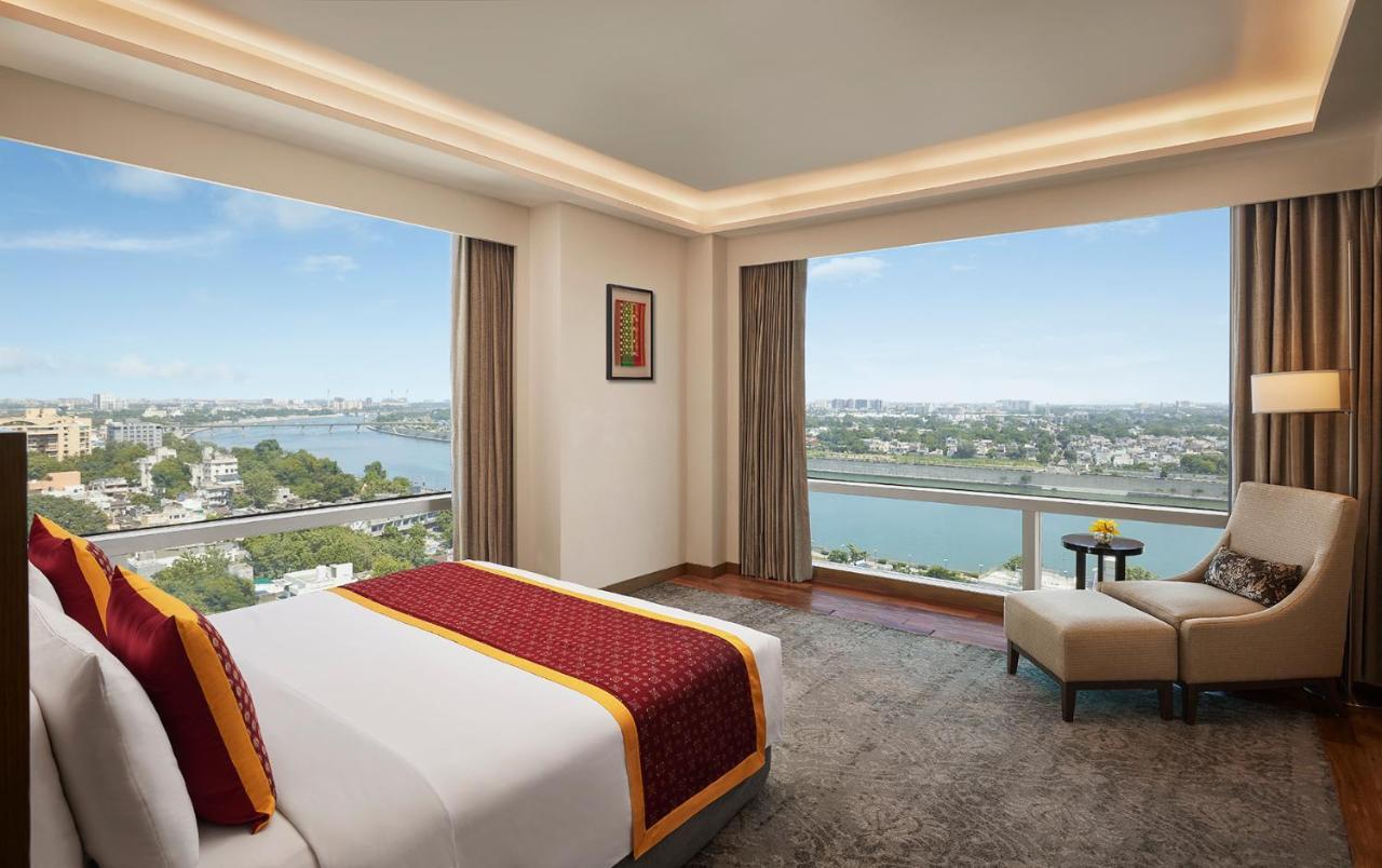 Hyatt Regency Ahmedabad Hotel Bagian luar foto Suite room at The Oberoi, Agra