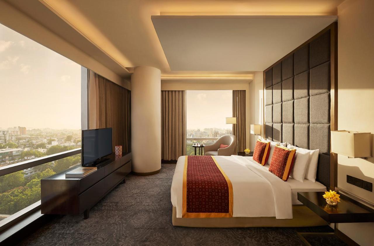 Hyatt Regency Ahmedabad Hotel Bagian luar foto A bedroom at the Taj Mahal Palace, Mumbai
