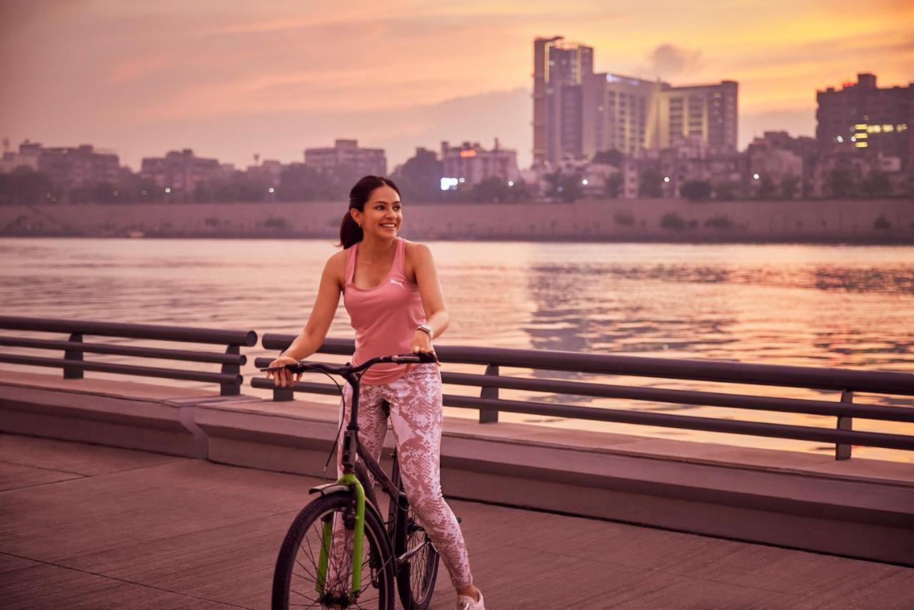 Hyatt Regency Ahmedabad Hotel Bagian luar foto A woman cycling in Noida
