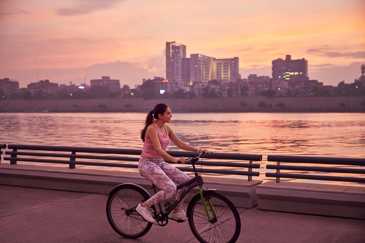 Hyatt Regency Ahmedabad Hotel Bagian luar foto Cycling in Hanoi