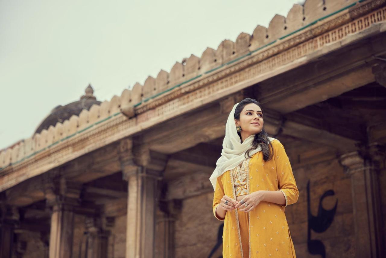 Hyatt Regency Ahmedabad Hotel Bagian luar foto A woman wearing a salwar kameez