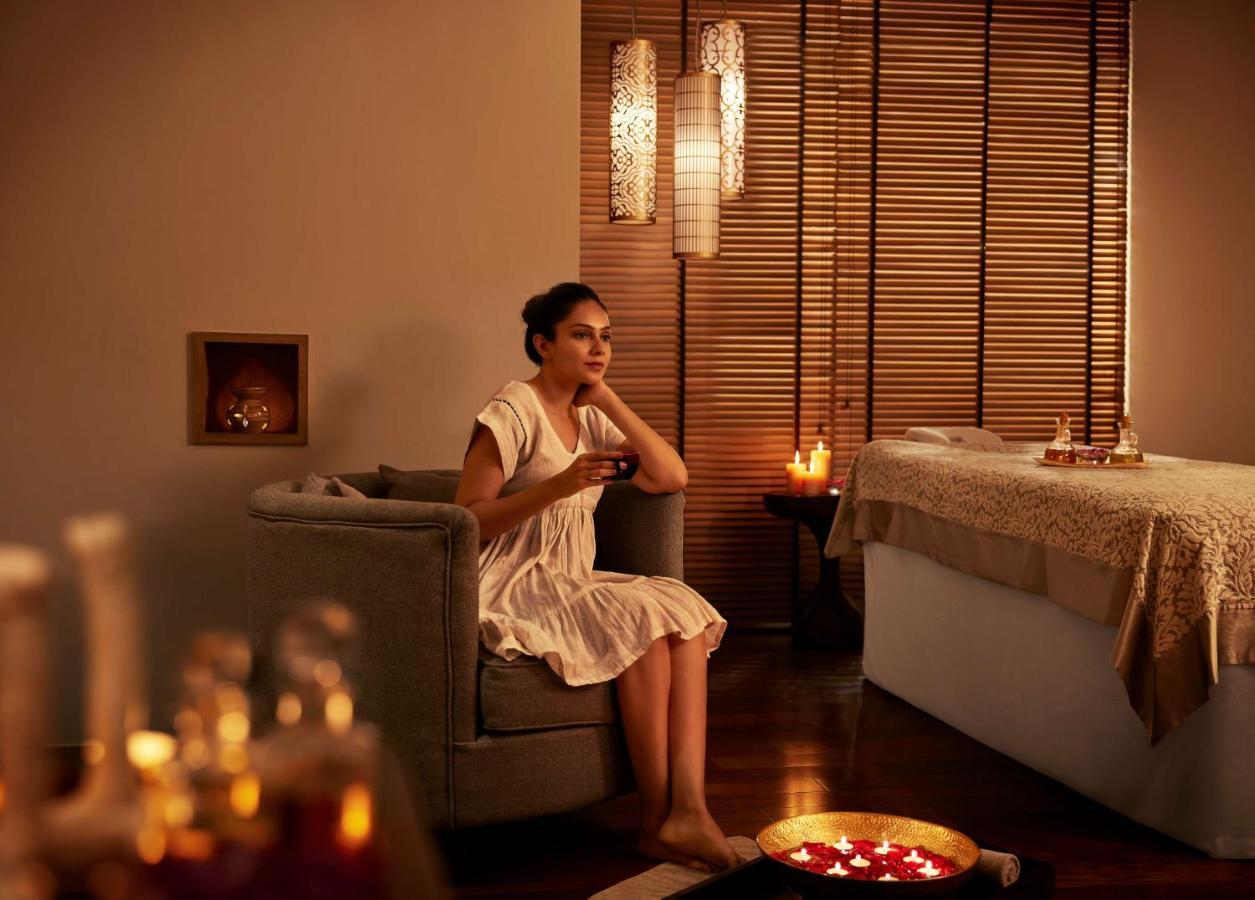 Hyatt Regency Ahmedabad Hotel Bagian luar foto A woman at a spa