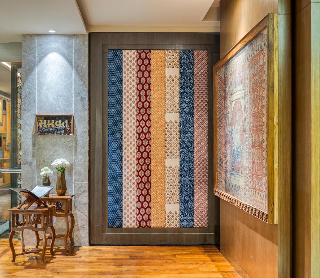 Hyatt Regency Ahmedabad Hotel Bagian luar foto A door at the Taj Mahal Palace