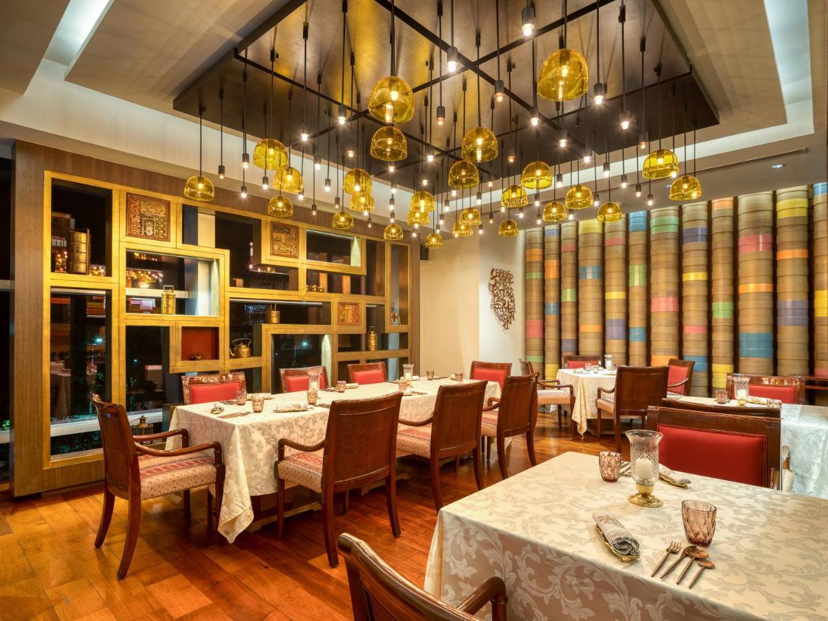 Hyatt Regency Ahmedabad Hotel Bagian luar foto The interior of the restaurant