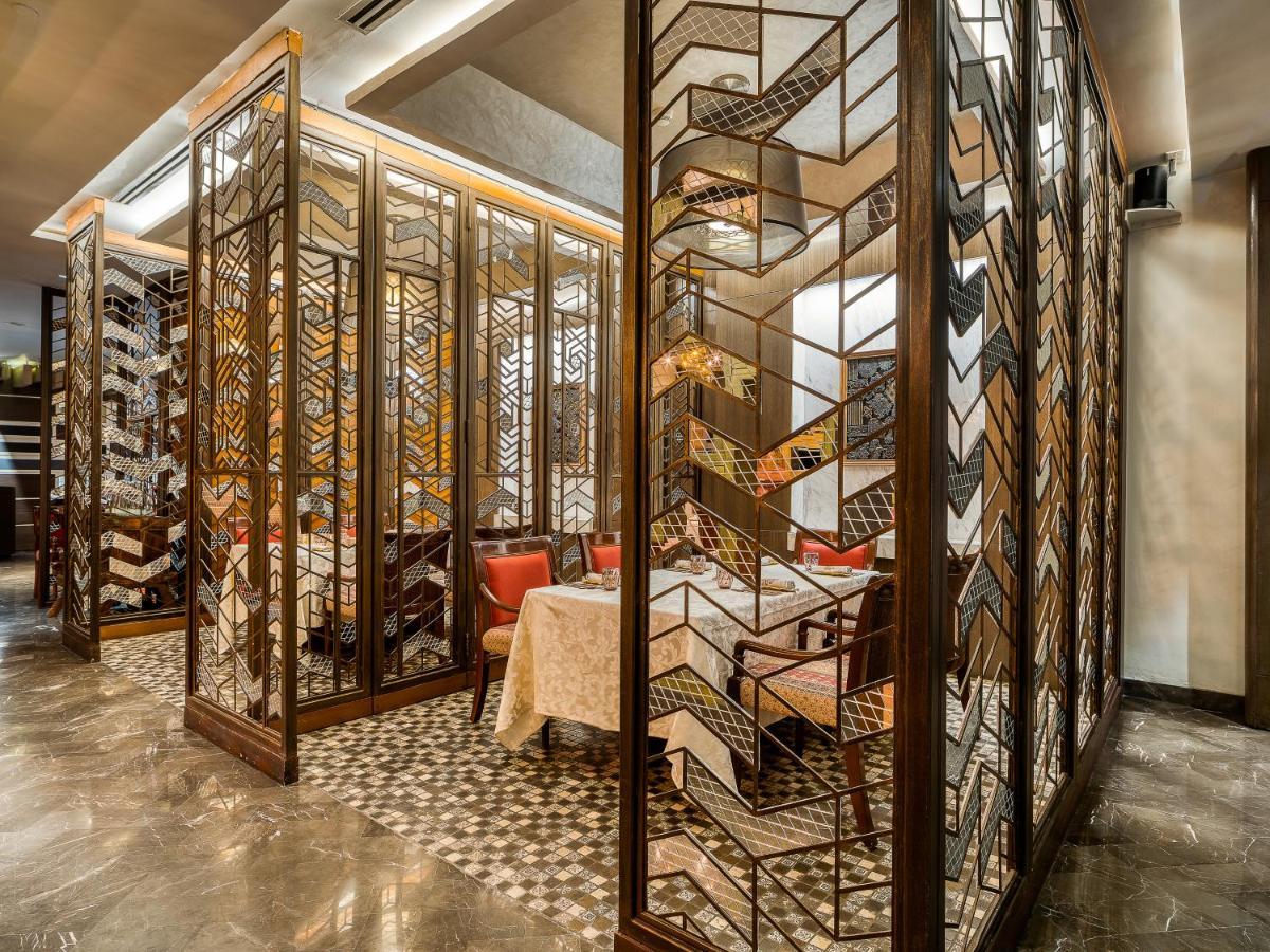 Hyatt Regency Ahmedabad Hotel Bagian luar foto The interior of the restaurant
