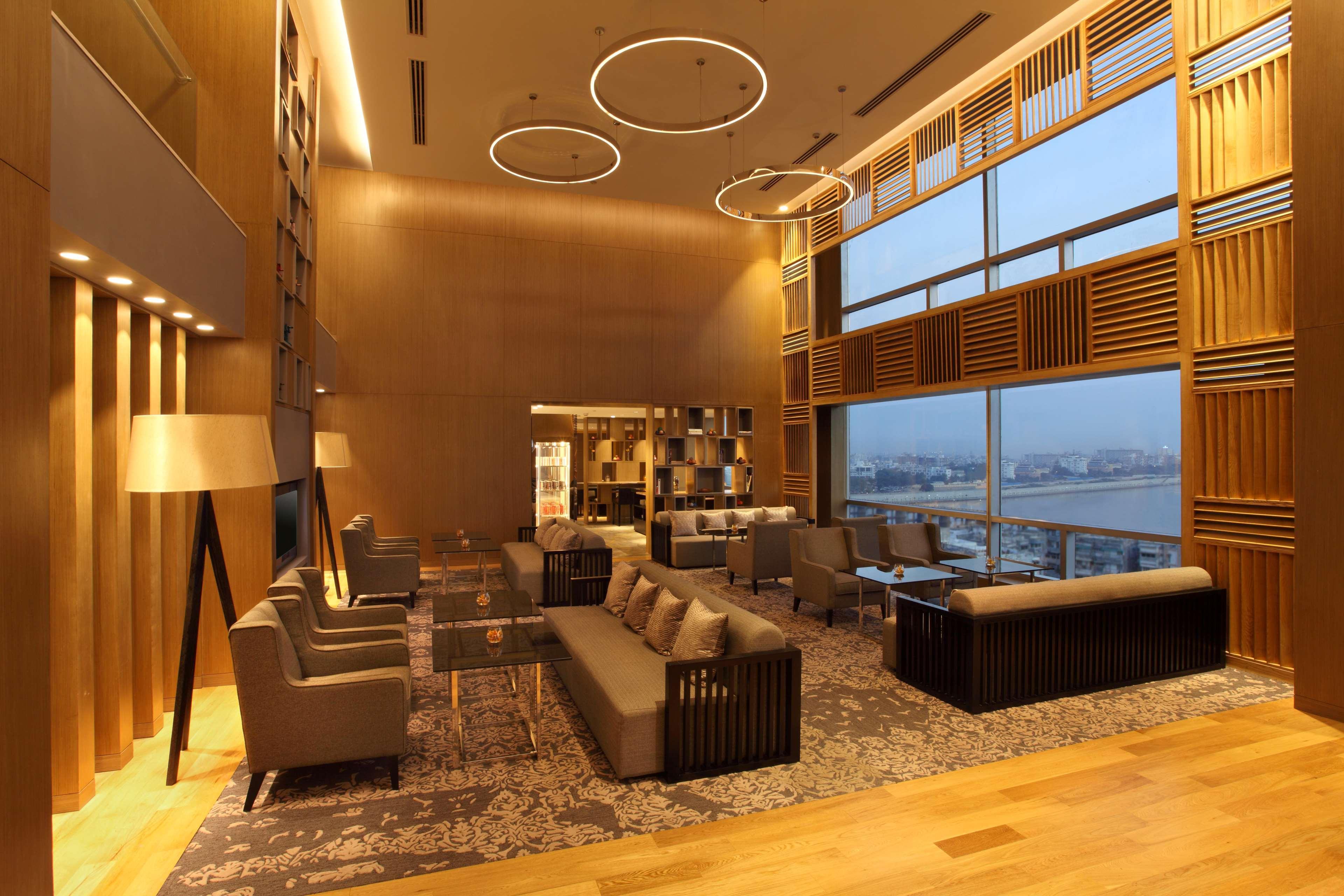 Hyatt Regency Ahmedabad Hotel Bagian luar foto The lounge at Changi Airport