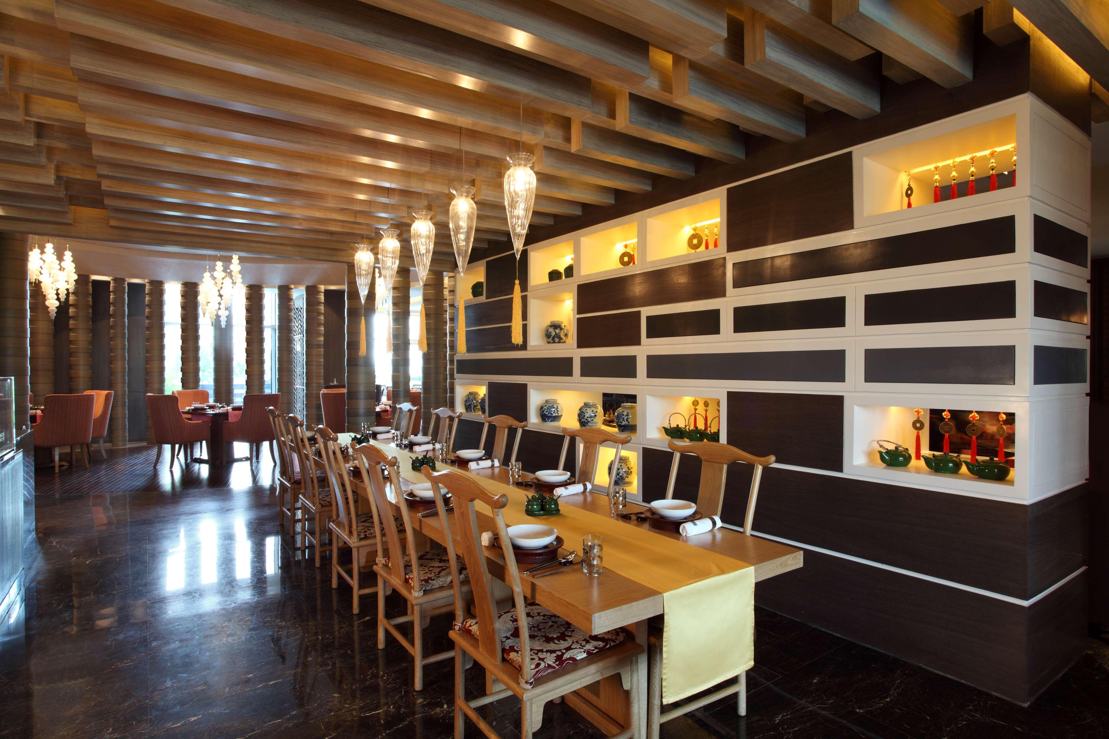 Hyatt Regency Ahmedabad Hotel Bagian luar foto The restaurant