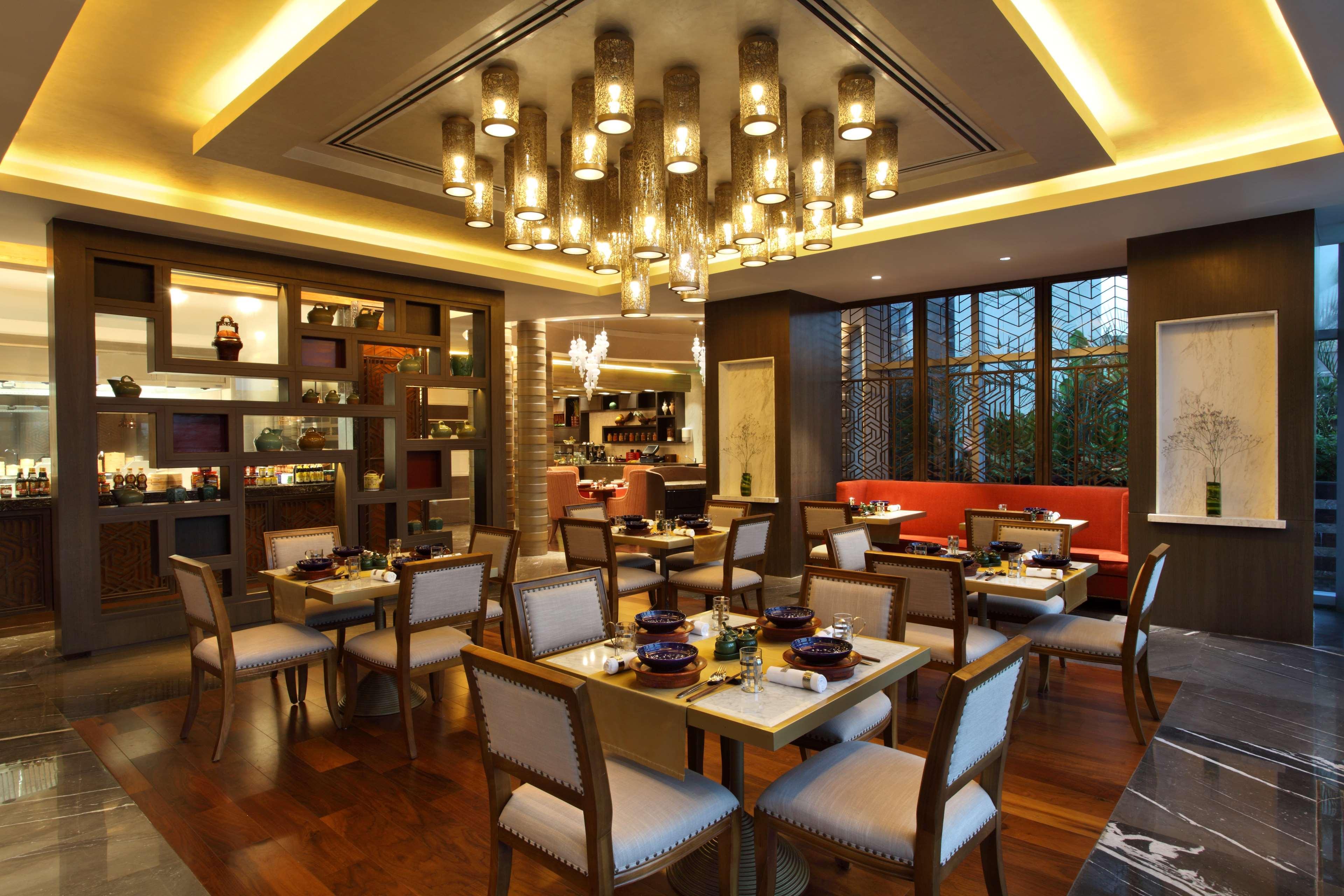 Hyatt Regency Ahmedabad Hotel Bagian luar foto The interior of the restaurant