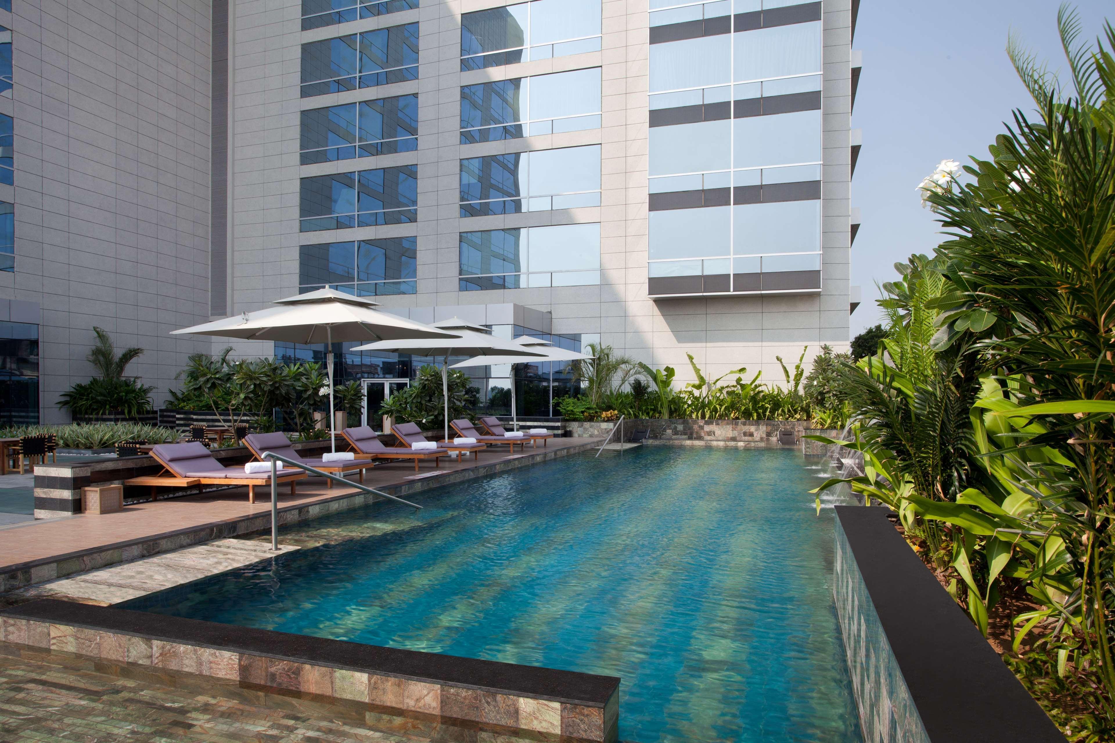 Hyatt Regency Ahmedabad Hotel Bagian luar foto The pool at the hotel